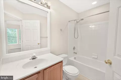 Bath - 2000 Sumner Dr, Frederick, MD 21702 photo 2 of 4