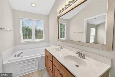 Bath - 2000 Sumner Dr, Frederick, MD 21702 photo 3 of 4