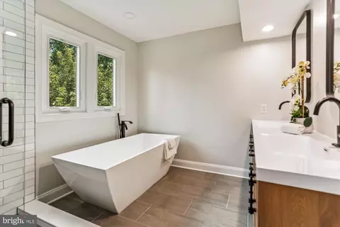 Bath - 5301 Sovereign Pl, Frederick, MD 21703 photo 2 of 10