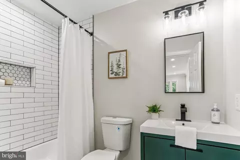 Bath - 5301 Sovereign Pl, Frederick, MD 21703 photo 8 of 10