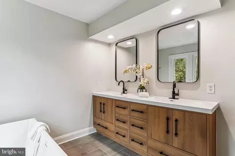 Bath - 5301 Sovereign Pl, Frederick, MD 21703 photo 6 of 10