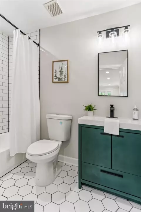 Bath - 5301 Sovereign Pl, Frederick, MD 21703 photo 9 of 10