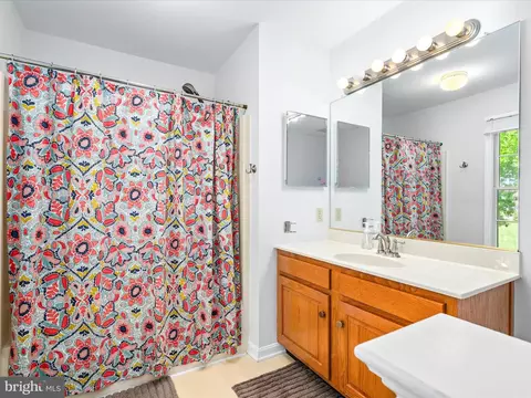 Bath - 2204 Banner Hill Rd, Frederick, MD 21702 photo 3 of 4