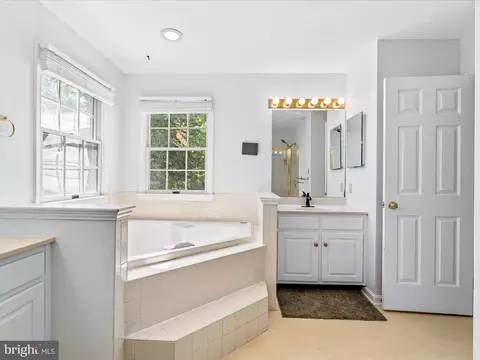 Bath - 2204 Banner Hill Rd, Frederick, MD 21702 photo 2 of 4