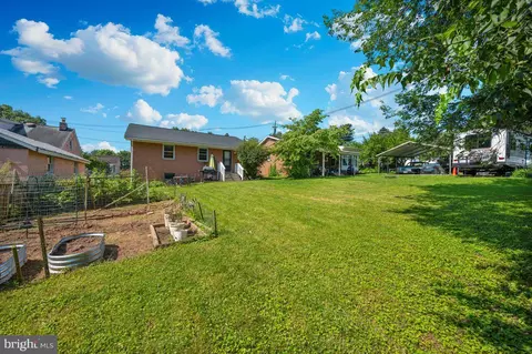 Exterior - 907 Chestnut St, Frederick, MD 21703 photo 7 of 8