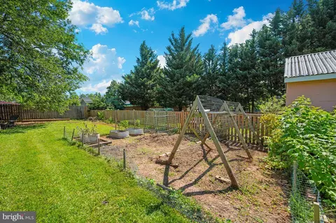 Exterior - 907 Chestnut St, Frederick, MD 21703 photo 6 of 8