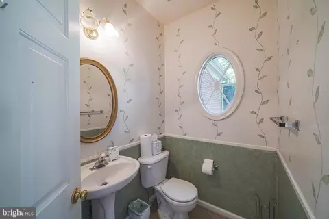 Bath - 1824 Eagle Rock Ln, Frederick, MD 21702 photo 1 of 4