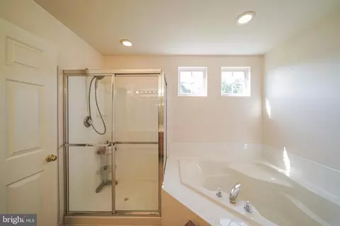 Bath - 1824 Eagle Rock Ln, Frederick, MD 21702 photo 3 of 4