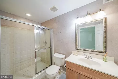 Bath - 1824 Eagle Rock Ln, Frederick, MD 21702 photo 4 of 4