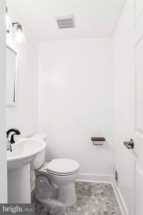 Bath - 1708 Heather Ln, Frederick, MD 21702 photo 1 of 4