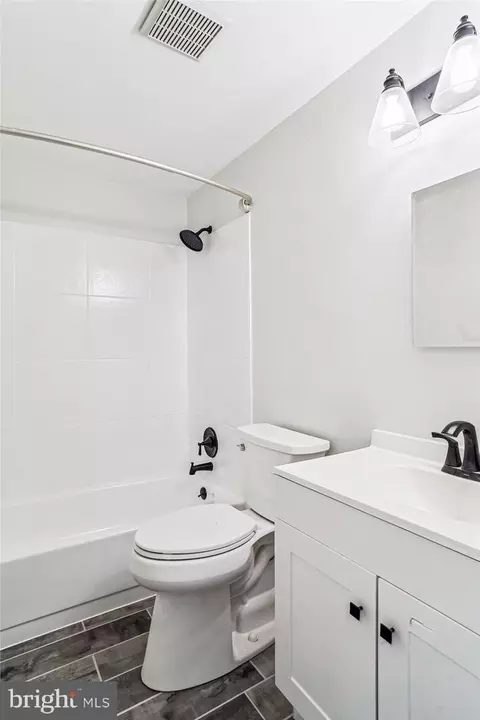 Bath - 1708 Heather Ln, Frederick, MD 21702 photo 2 of 4