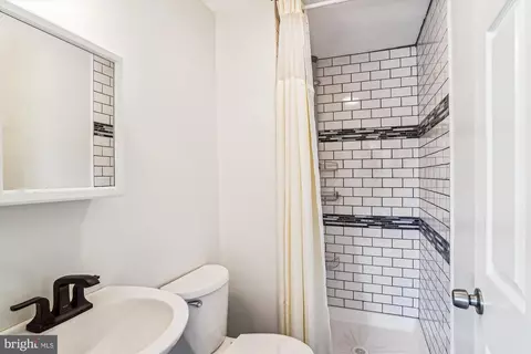 Bath - 1708 Heather Ln, Frederick, MD 21702 photo 3 of 4