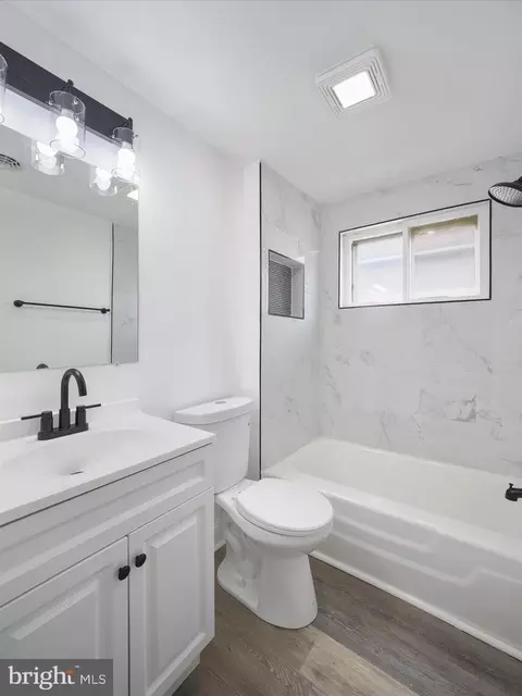 Bath - 37 E C St, Brunswick, MD 21716 photo 1 of 1