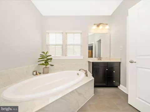 Bath - 5952 Leben Dr, Frederick, MD 21703 photo 2 of 4