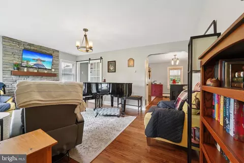 Entry Way - 35 E Moser Rd, Thurmont, MD 21788 photo 2 of 6