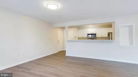 Living - 302 Baughmans Ln #A, Frederick, MD 21702 photo 3 of 5