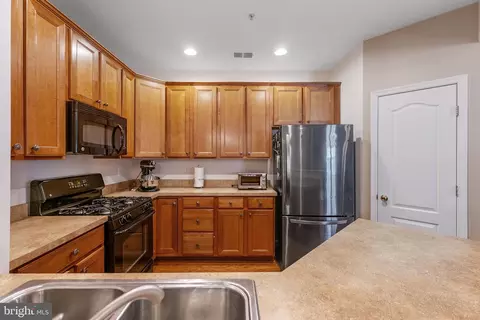 Kitchen - 127 Mountain Creek Cir, Frederick, MD 21702 photo 4 of 6