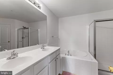 Bath - 127 Mountain Creek Cir, Frederick, MD 21702 photo 2 of 3