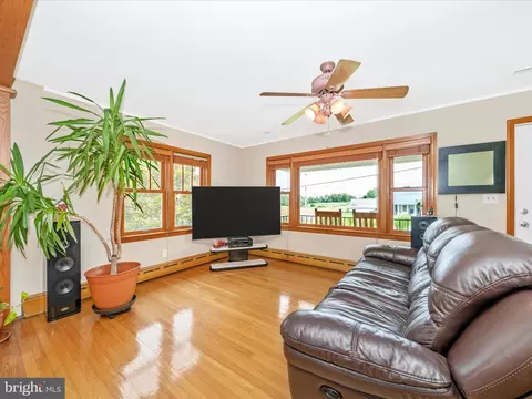Living - 9523 Liberty Rd, Frederick, MD 21701 photo 4 of 5