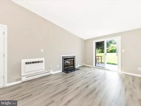 Living - 823 Chadwick Cir, Frederick, MD 21701 photo 2 of 9
