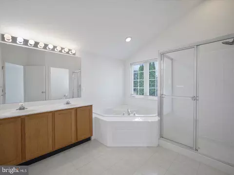 Bath - 1721 Dearbought Dr, Frederick, MD 21701 photo 1 of 3
