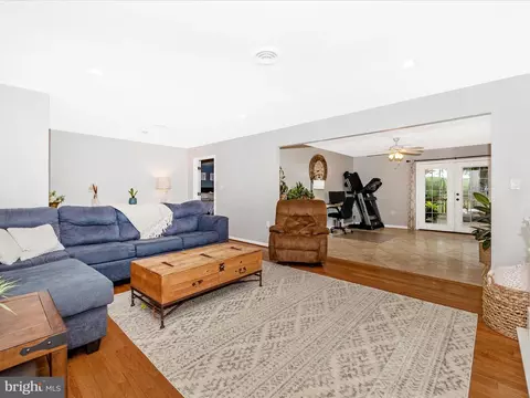9204 Oak Tree Cir, Frederick, MD 21701 photo 2