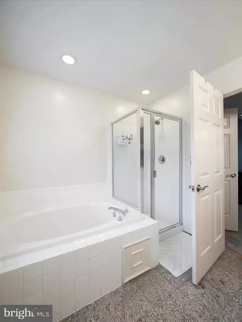 Bath - 3 N Pointe Ter, Middletown, MD 21769 photo 3 of 5
