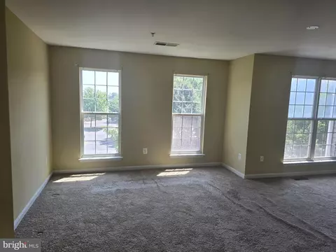 Living - 102 Royal Bonnet Pl, Frederick, MD 21702 photo 4 of 4