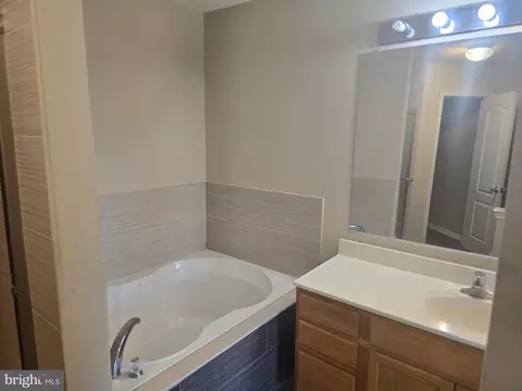 Bath - 102 Royal Bonnet Pl, Frederick, MD 21702 photo 2 of 3
