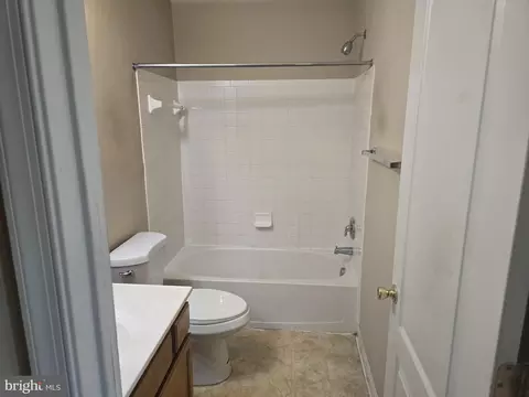 Bath - 102 Royal Bonnet Pl, Frederick, MD 21702 photo 1 of 3
