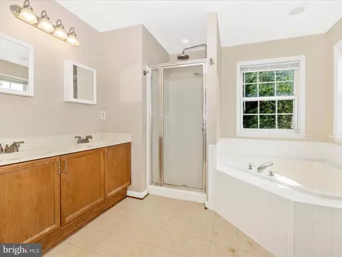 Bath - 432 Delaware Rd, Frederick, MD 21701 photo 2 of 4
