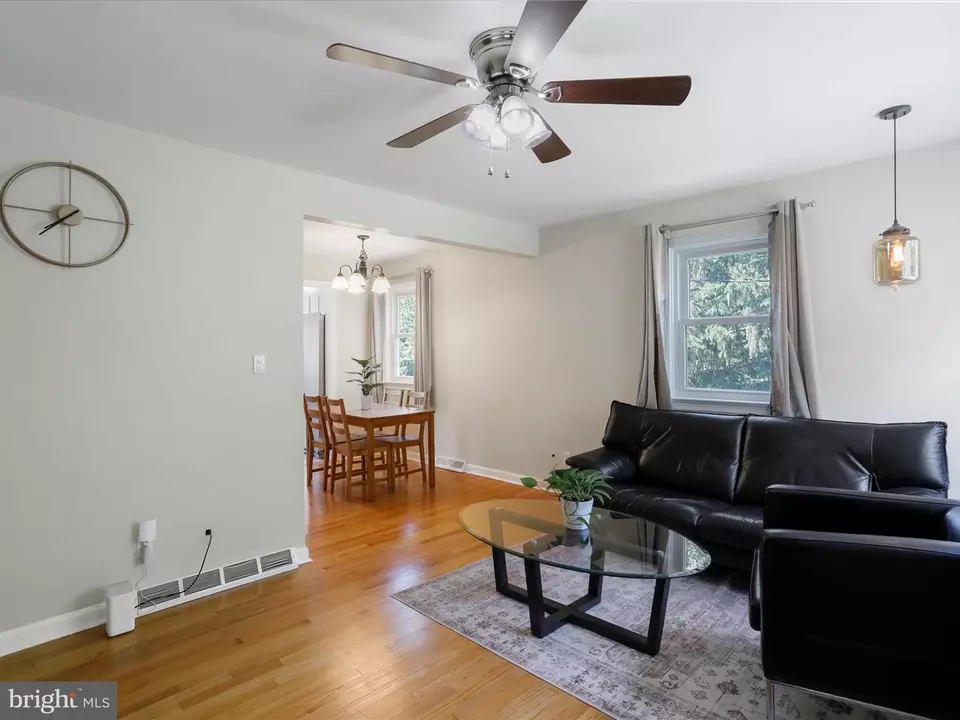 Living - 6615 Mountaindale Rd, Thurmont, MD 21788 photo 2 of 5