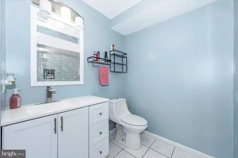 Bath - 2102 Walnut Ridge Ct, Frederick, MD 21702 photo 5 of 6