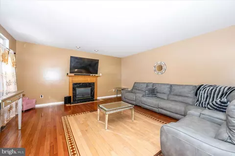 Living - 2102 Walnut Ridge Ct, Frederick, MD 21702 photo 2 of 3