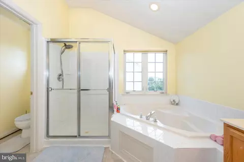Bath - 2102 Walnut Ridge Ct, Frederick, MD 21702 photo 3 of 6