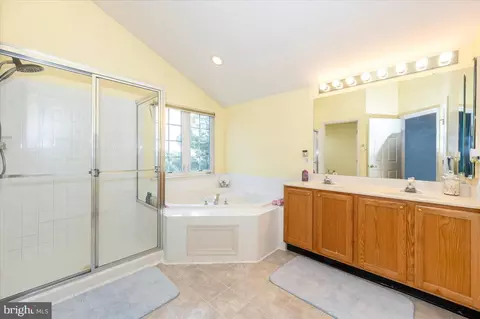 Bath - 2102 Walnut Ridge Ct, Frederick, MD 21702 photo 2 of 6