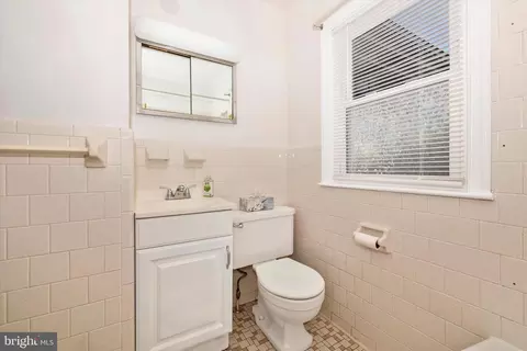 Bath - 412 Lee Pl, Frederick, MD 21702 photo 1 of 2