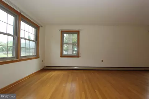 Living - 8101 Overlook Ct, Frederick, MD 21702 photo 6 of 7