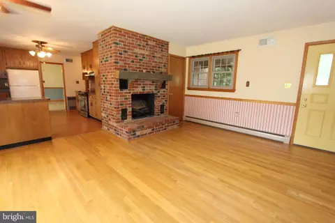 Living - 8101 Overlook Ct, Frederick, MD 21702 photo 3 of 7