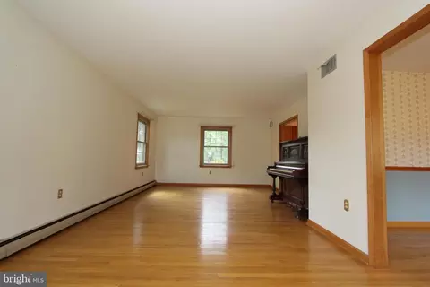 Living - 8101 Overlook Ct, Frederick, MD 21702 photo 5 of 7