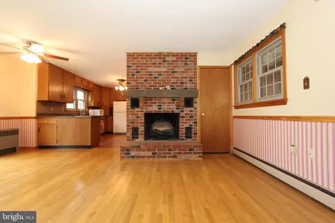 Living - 8101 Overlook Ct, Frederick, MD 21702 photo 1 of 7