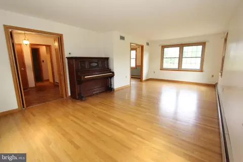 Living - 8101 Overlook Ct, Frederick, MD 21702 photo 4 of 7