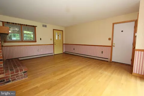Living - 8101 Overlook Ct, Frederick, MD 21702 photo 2 of 7