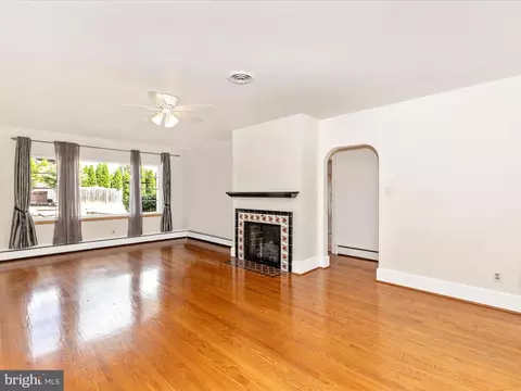 Living - 21 Frederick Ave, Frederick, MD 21701 photo 2 of 4