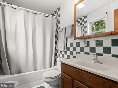 Bath - 10804 Daysville Rd, Frederick, MD 21701 photo 1 of 2