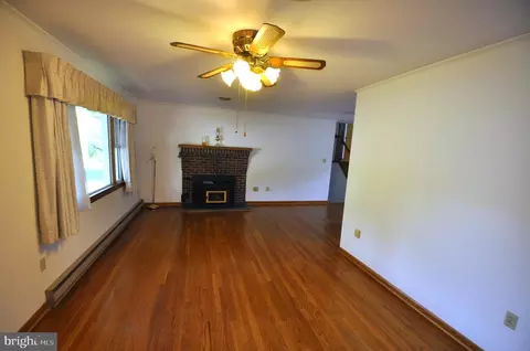 Living - 9017 Bethel Rd, Frederick, MD 21702 photo 2 of 5