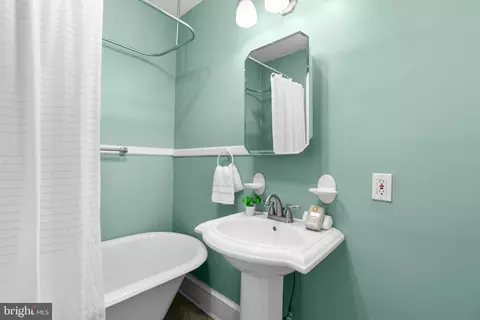 Bath - 210 Dill Ave, Frederick, MD 21701 photo 2 of 3