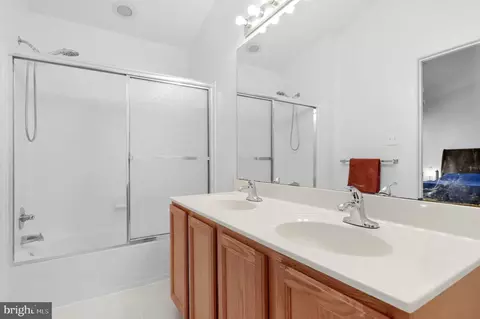 Bath - 2057 Sumner Dr, Frederick, MD 21702 photo 2 of 3