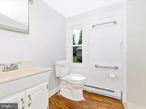 Bath - 7347 Sundays Ln, Frederick, MD 21702 photo 1 of 2