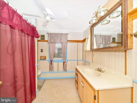 Bath - 417 W Main St, Middletown, MD 21769 photo 1 of 1